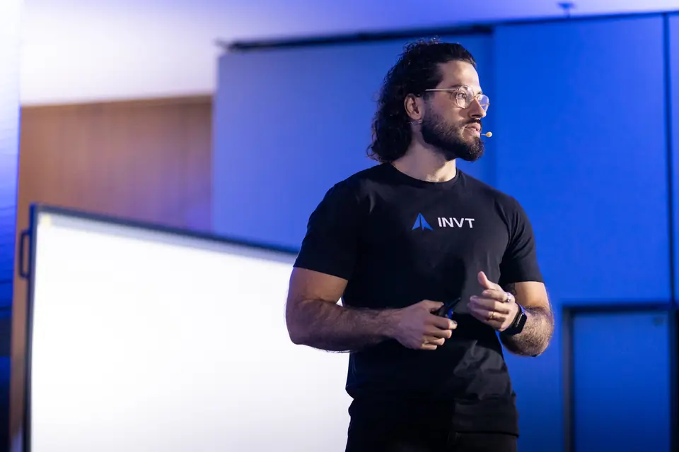 Lucas Fialho dando aula para donos de agência de viagens